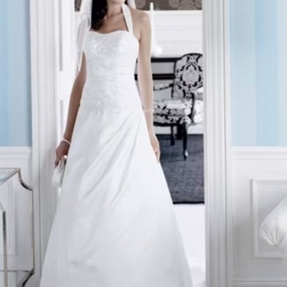 David’s bridal T9569 A Line halter wedding gown Size 6 - Picture 1 of 8